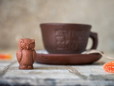 一只猫头鹰形巧克力咖啡杯和一张光桌图片