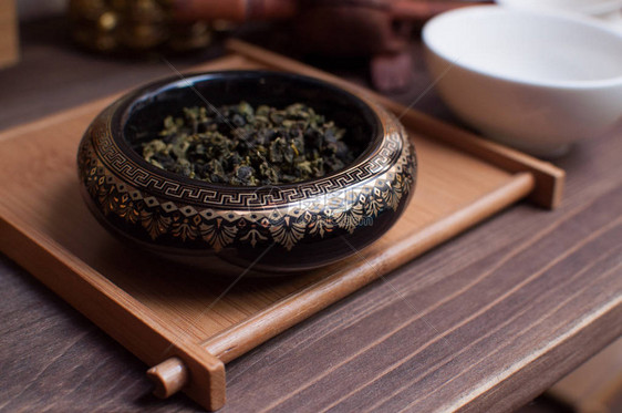竹架上平碗茶叶图片