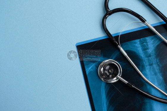 X光对浅蓝色背景的医学听诊器保健和医疗概念复制空图片