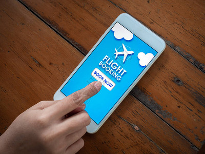用智能手机在网上订票顶尖的手指触摸移动电话购买或预订空中飞行在线飞图片