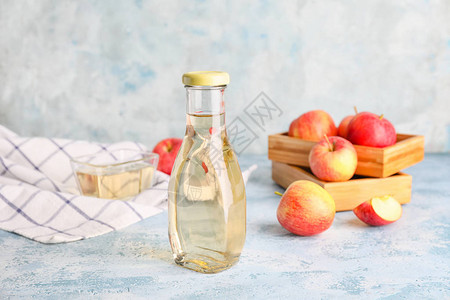瓶在颜色背景的苹果醋图片