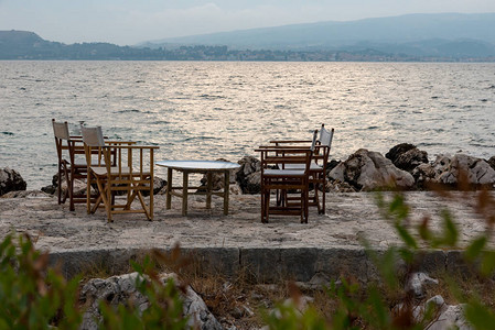 希腊海边一家餐馆的小桌子图片