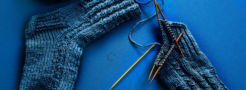 用圆形竹针编织袜子的过程图片