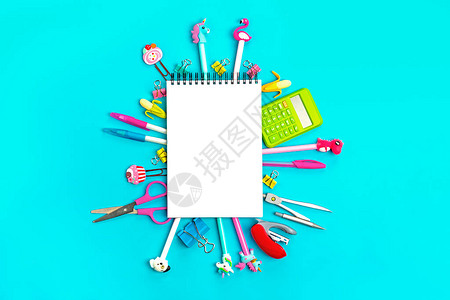 固定返校暑期创意和教育理念学校用品分隔器铅笔回形针笔记订书机记事本蓝色背景的地球仪平图片