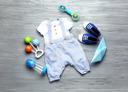 木制背景的婴儿服装和配饰图片