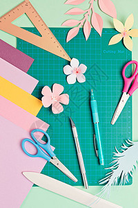 剪纸工具剪刀具切割垫和手工纸制品的顶视图DIY时尚纸艺项图片