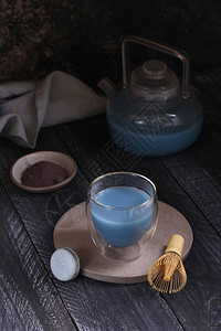 木桌上的蓝色抹茶图片