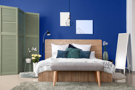 现代卧室内部有蓝色墙壁的图片