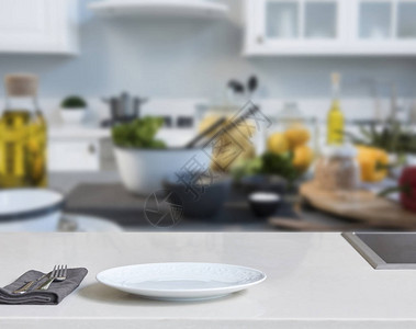 现代厨房的新概念新家具的厨房配件和背图片