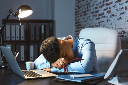 背影高清图片孤单的英俊男子站高清图片夜间房间里孤独的女人高清图片