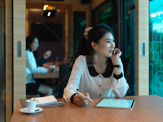 深思熟虑的女商人的肖像图片