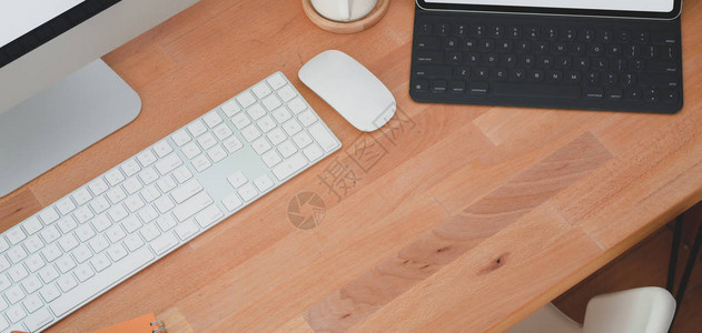 用键盘电脑和台式电脑在木桌上用其他办公用品拍摄舒图片