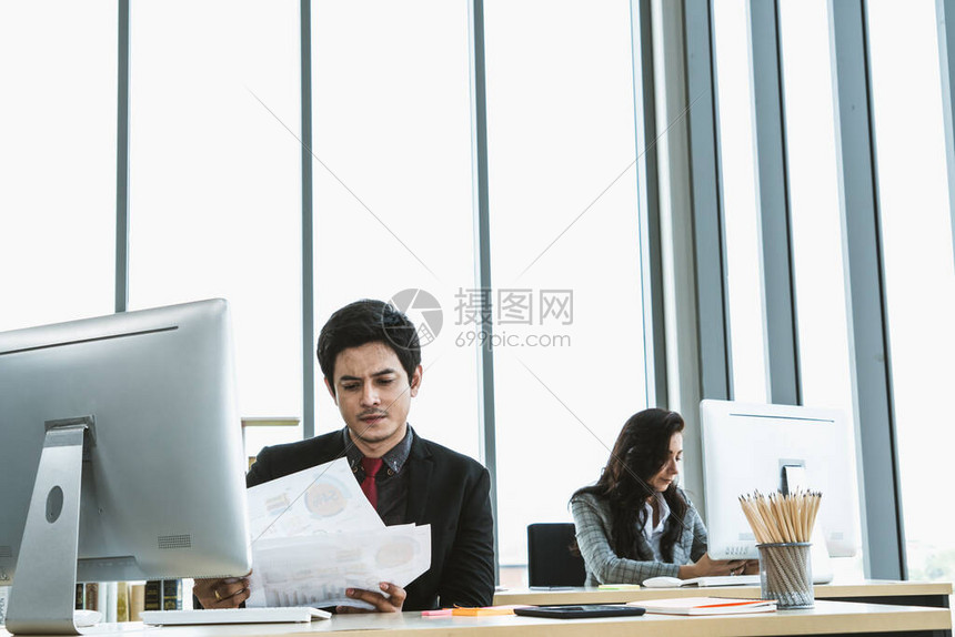 商业人员在现代办公室工作高清图片下载-正版图片503982950-摄图网