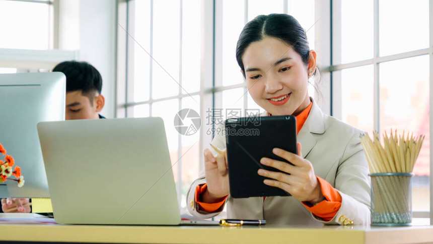 商业人员在现代办公室工作高清图片下载-正版图片503982969-摄图网
