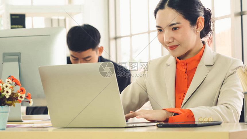 商业人员在现代办公室工作高清图片下载-正版图片503983044-摄图网