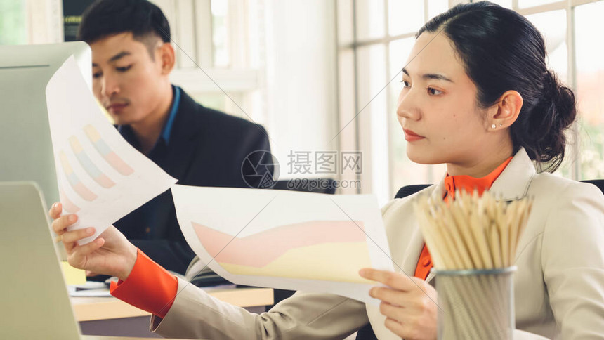 商业人员在现代办公室工作高清图片下载-正版图片503983249-摄图网