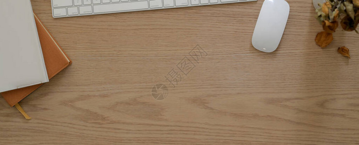 带有模拟平板咖啡杯和木制桌背景复制空间的简单工作图片
