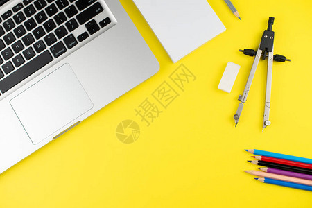 黄色背景的笔记本彩色铅笔隔板和橡胶图片