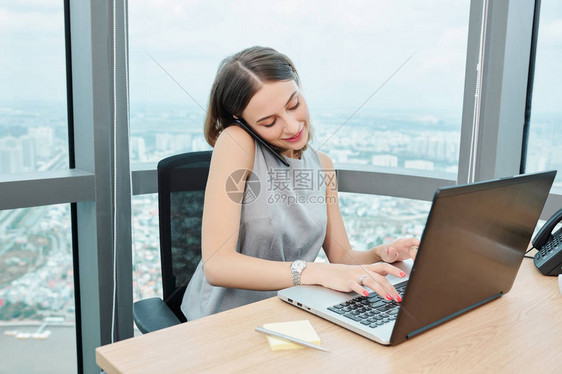 在现代办公室用笔记本电脑工作时图片