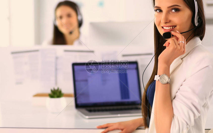 在办公室用耳机和计算机打听女商人或求图片