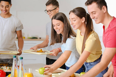 学生到学校食堂吃午饭图片