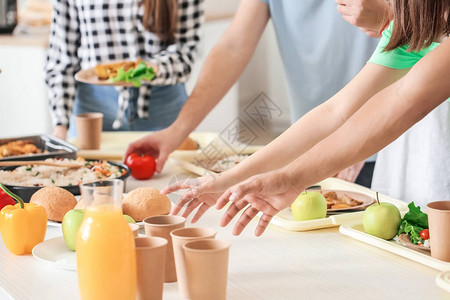 学生到学校食堂吃午饭图片