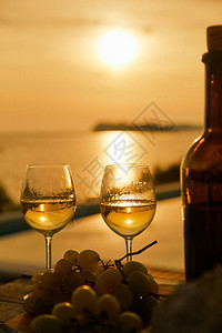 日落时分两杯酒和一瓶葡萄图片