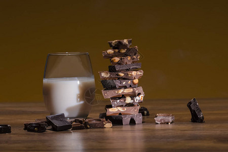 堆叠的巧克力块图片
