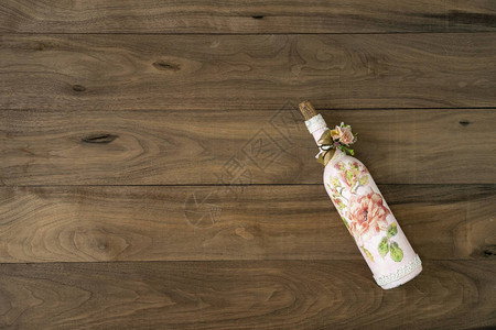 木桌上的酒瓶带有复古装饰物的酒瓶的复古风图片