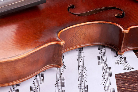 棕色小提琴和音乐笔记小提琴腰部的详情图片