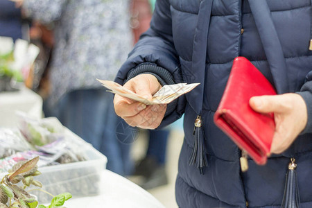 女人在商店购物时支付现金图片