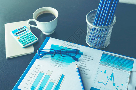 Excel图表与电子表格文档显示信息金融启动概念财务规划制作会计数据库报告屏幕上的图表和文具图片