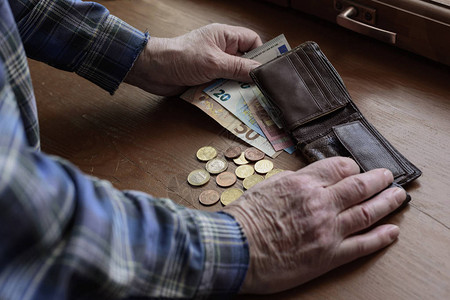 老人的手数钱欧元贫穷低收入年图片
