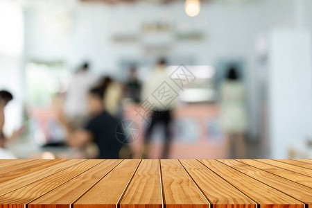 木质桌顶有咖啡店背景的模糊人物图片