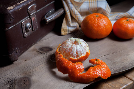 几个完整的新鲜橙橘子或橙子橘子柑桔柑橘类水果和一种水果在木野图片
