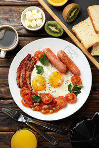 美味的早餐或午餐和炒鸡蛋在木本图片