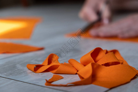 缝制一个自制的模式剪刀缝纫裁缝师在草图线上剪裁礼服细节图片