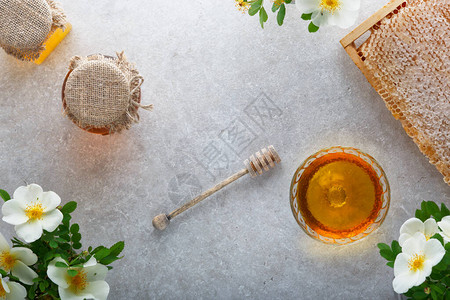 蜂蜜背景玻璃罐里的甜蜂蜜桌子上的蜂蜜图片