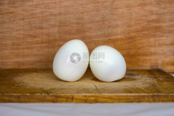 有两个煮熟的鸡蛋的木板图片