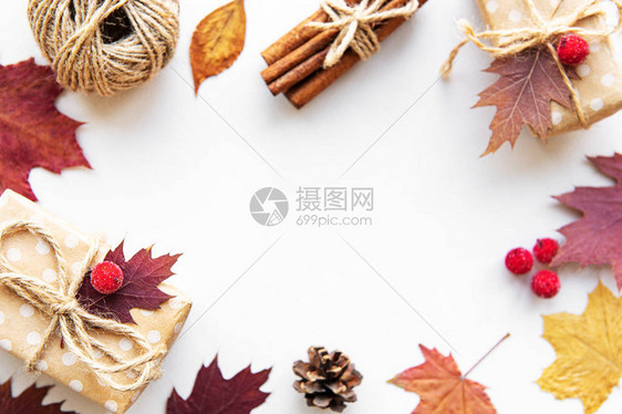 秋季构成礼品盒秋叶和白色背景的香料顶视图图片