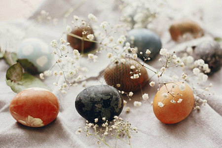 复活节快乐质朴的桌子上的时尚复活节彩蛋天然染成五颜六色的复活节彩蛋图片