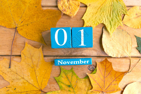 11月1日蓝色立方体日历月和日期图片