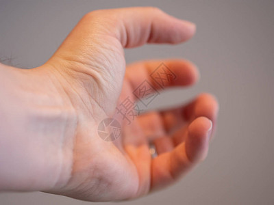 卡通手抓东西图片