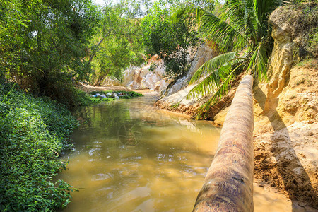 在越南一条叫仙子流的河流上坠落图片