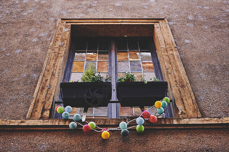 法国旧窗户上挂着彩色玻璃瓷砖和木窗图片