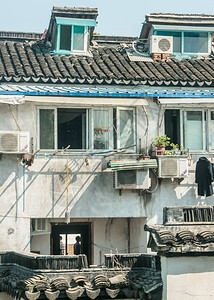 多层多租户低矮住宅的后立面白墙和黑色窗格屋顶图片