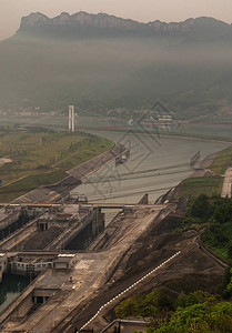 来自升船机的河流和运河上的西泠吊桥肖像背景图片