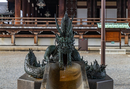 一幅龙的图片装饰了东山洪吉寺的图片