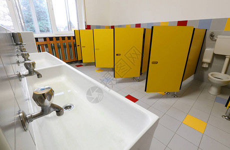 一所没有孩子的幼儿园浴室内洗浴盆和黄色门水图片