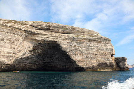 在法国科西卡岛博尼法西奥市附近岩石中的大洞穴就像拿破图片